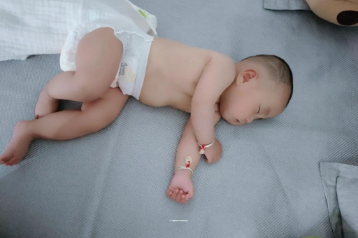 襄垣六个月宝宝眼睛散光